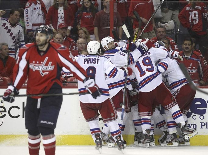 Radost hostujícího týmu ve 115. minutě prodloužení. Právě skončil 3. zápas série mezi Washington Capitals a New York Rangers