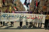 Podle agenturních zpráv demonstranti také kritizovali údajnou nečinnost mezinárodního společenství vůči represím syrských vládních sil. 
Snímek pochází z města Deir ez-Zor.