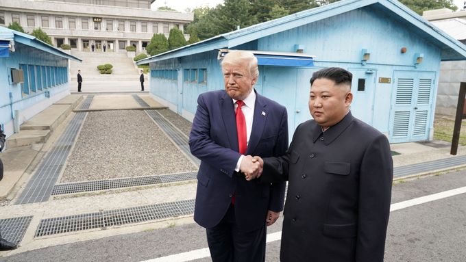 Donald Trump s Kim Čong-unem během červnového setkání.