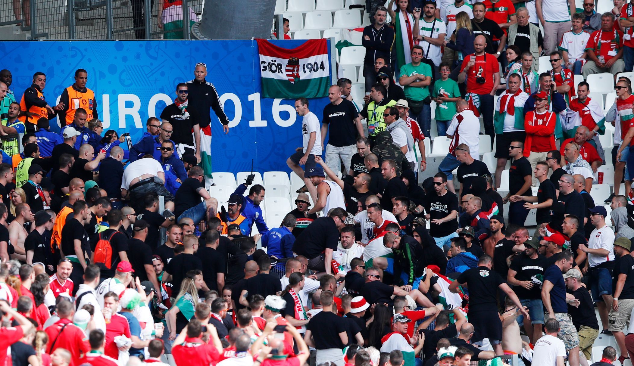 Euro 20161: výtržnosti maďarských fanoušků před zápasem s Islandem v Marseille