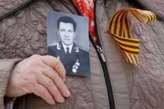 Na Hrad se chystá ruský Nesmrtelný pluk, ponese fotografie padlých. Nejsme Noční vlci, tvrdí