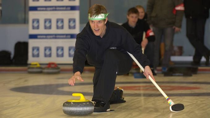 Tomáš Verner při curlingu