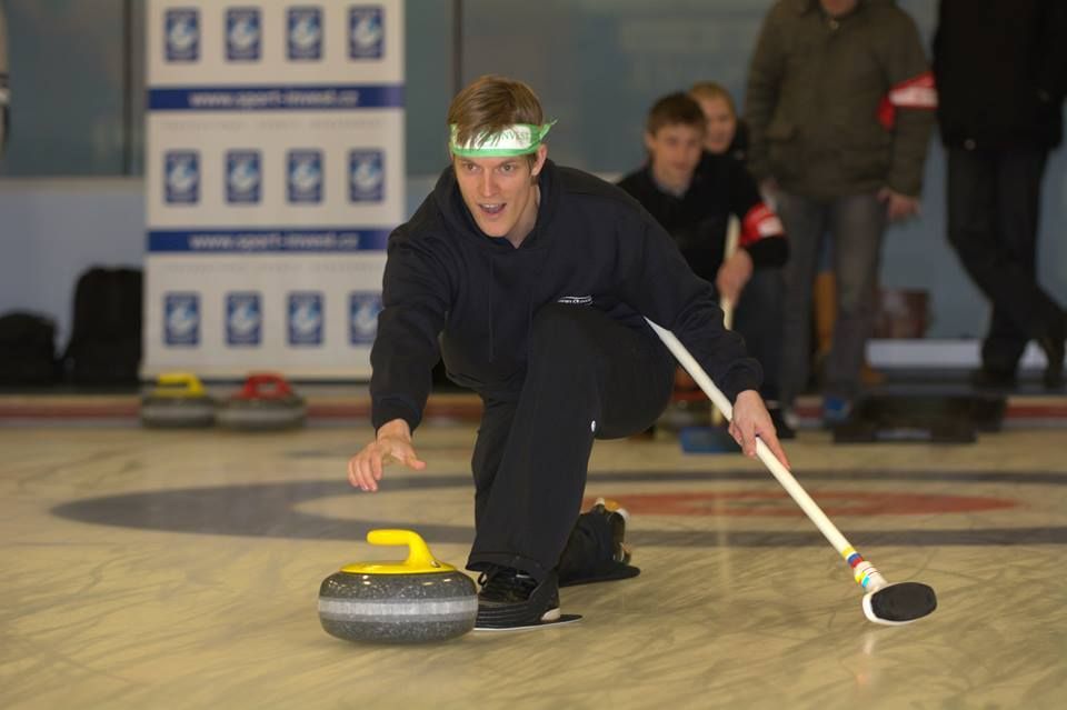 Tomáš Verner při curlingu
