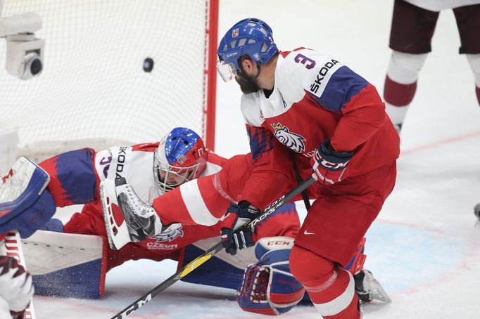 Patrik Bartošák a Radko Gudas v zápase Česko - Lotyšsko na MS 2019