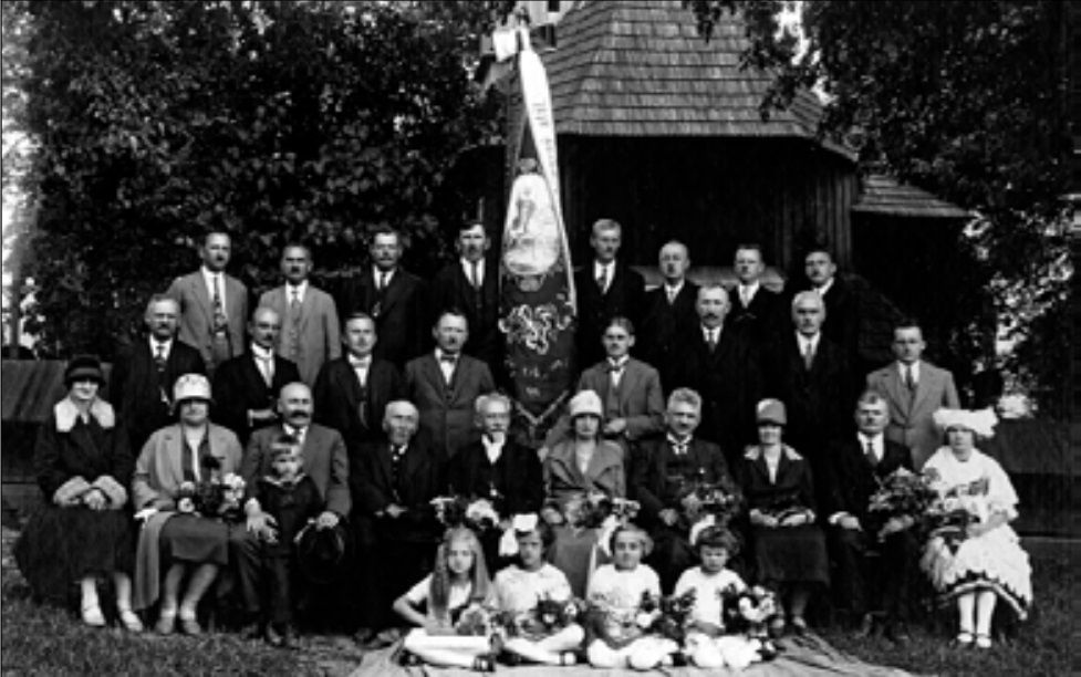 Skupinová fotografie, Sedliště, kostel, 1927