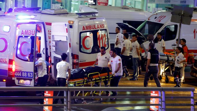 Záběry po atentátu na letišti v Istanbulu.