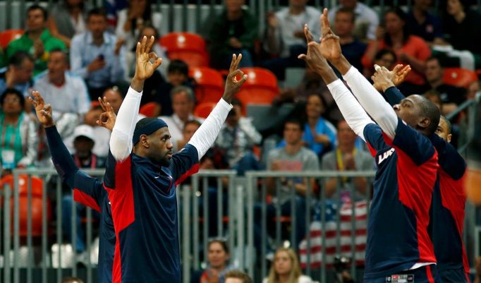 Američtí basketbalisté slaví vítězství nad Argentinou v utkání skupiny A na OH 2012 v Londýně.