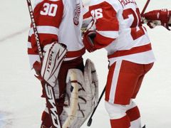 Jiří Hudler gratuluje Chrisu Osgoodovi. Detroit právě postoupil do finále Západní konference.