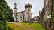 Na jiném místě, také nedaleko od Tullamore, leží hrad Charleville. Byl postaven v novogotickém stylu mezi lety 1800 až 1812 a váže se k němu řada strašidelných a duchařských historek.