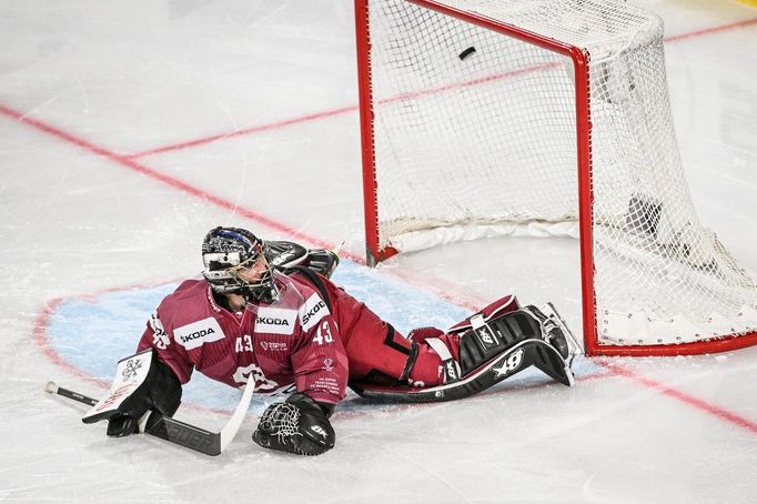 Brankář Sparty Jakub Kovář inkasuje ve finále Spengler Cupu s týmem Ambri-Piotta.