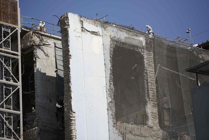 Workers wearing protective suits and masks take a survey atop of the destroyed No. 4 reactor building at Tokyo Electric Power Co. (TEPCO)'s tsunami-crippled Fukushima Daiichi nuclear power plant in Fukushima prefecture, March 6, 2013, ahead of the second-year of anniversary of the the March 11, 2011 tsunami and earthquake. REUTERS/Issei Kato (JAPAN - Tags: DISASTER ANNIVERSARY ENERGY) Published: Bře. 6, 2013, 10:51 dop.