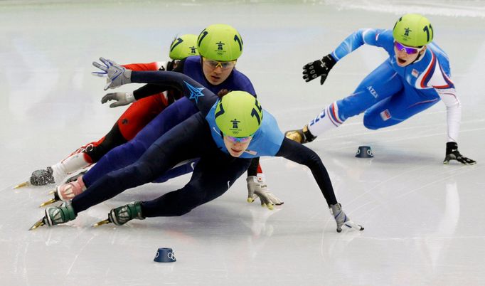 Kateřina Novotná (vpravo) přihlíží souboji soupeřek