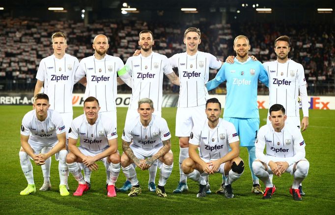 Soccer Football - Europa League - Round of 32 Second Leg - LASK Linz v AZ Alkmaar - Linzer Stadion, Linz, Austria - February 27, 2020  LASK Linz players pose for a team g