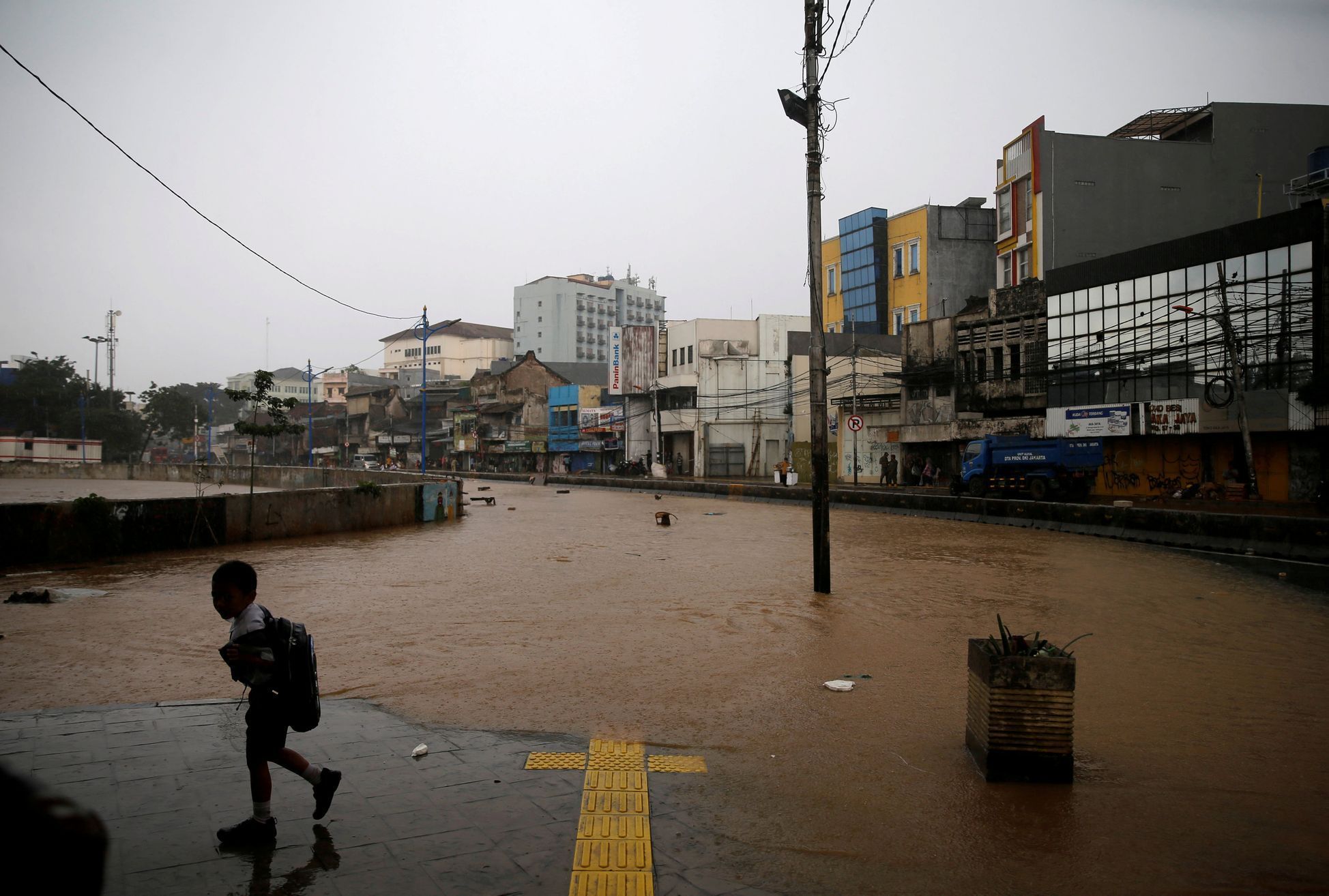 Jakarta se pomalu potápí