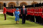 Trump se setkal s královnou Alžbětou II. Odpoledne děkoval Mayové, že podpořila výdaje na obranu