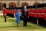 Královna jej pozvala k sobě na hrad Windsor.