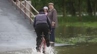 Zatím bylo mělko a odvážní se dokázali dostat přes rozlitou vodu