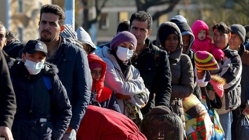 Uprchlíci čekají na registraci u německého Pasova.