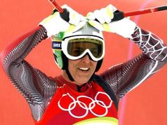 Michaela Dorfmeisterová se raduje z vítězství v olympijském sjezdu.