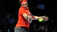 Federer nakonec v první sadě využil jediného zaváhání Nadala a prolomil mu podání.