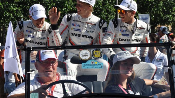 Titul mezi jezdci v MS ve vytrvalostních závodech získala novozélandsko-německá posádka Brendon Hartley, Earl Bamber a Timo Bernhard z týmu Porsche.