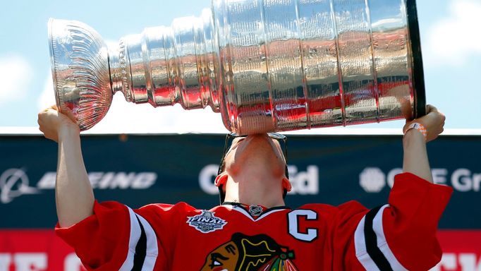 Kapitán Chicaga Jonathan Toews líbá před fanoušky Blackhawks Stanley Cup