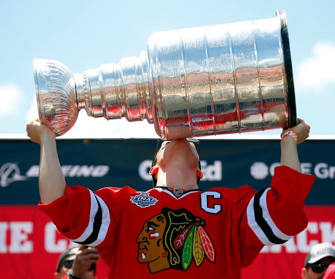 Kapitán Chicaga Jonathan Toews líbá před fanoušky Blackhawks Stanley Cup