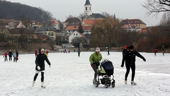 Obrazem: Tak začínají "Jágrové". Pražané tuhle zimu sníh doma neviděli, teď to vynahradil led