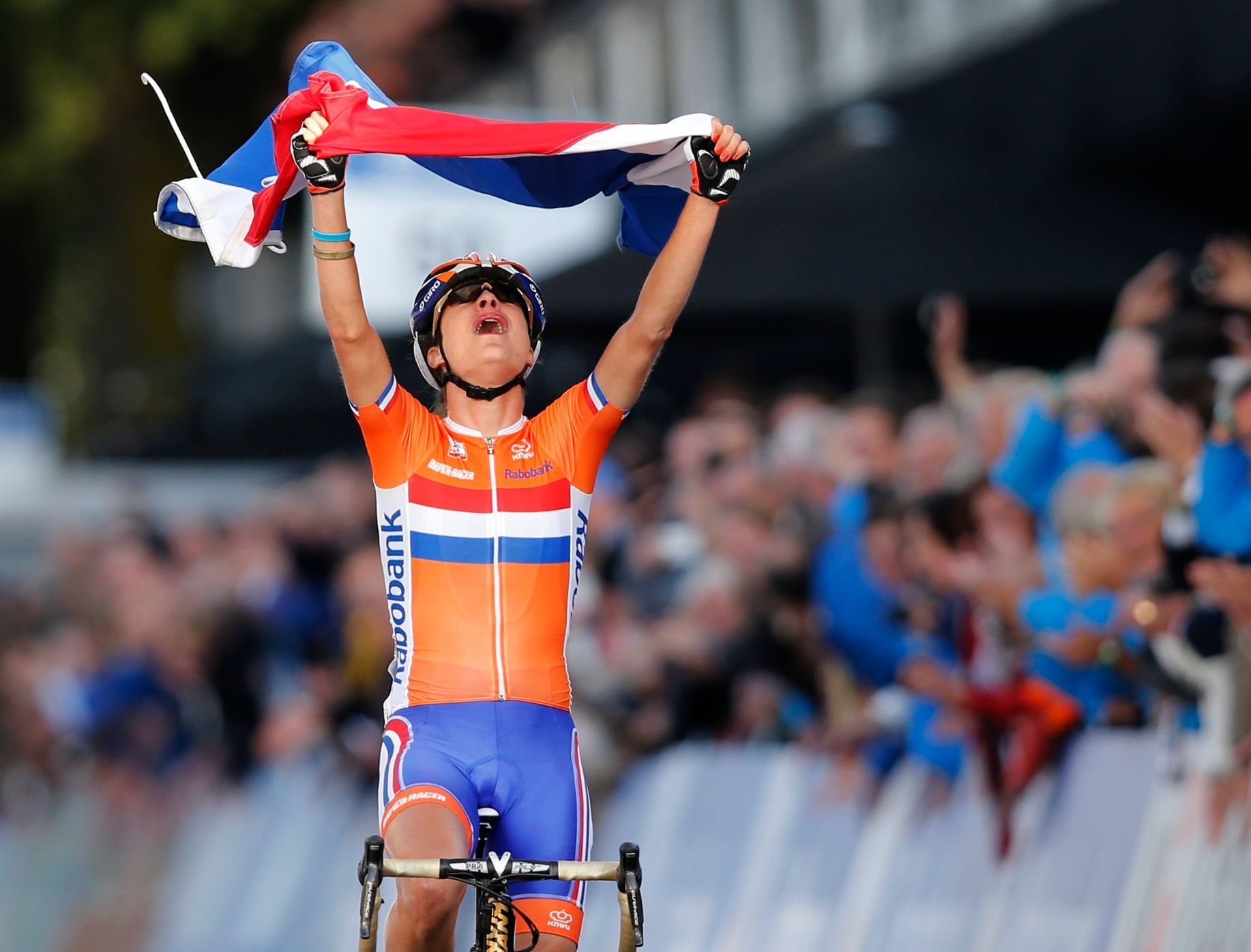Cyklistka Marianne Vosová z Nizozemska se raduje z titulu mistryně světa