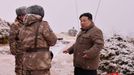 Kim Čong-un hovoří s vojáky.
