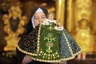 Sestry karmelitánky pak Jezulátku svlékly nejdříve zelený šat vyšívaný zlatem, který nosí v liturgickém mezidobí.