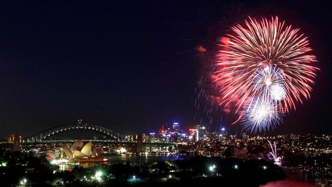 První pořádné ohňostroje jsou tu: Světelná šou v přístavu Sydney, v levém rohu je vidět slavná opera.