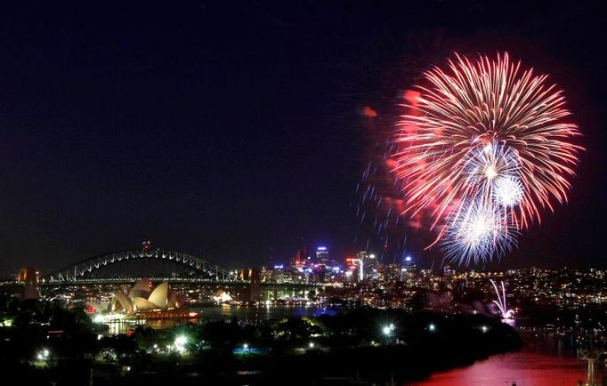 První pořádné ohňostroje jsou tu: Světelná šou v přístavu Sydney, v levém rohu je vidět slavná opera.