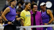 Muchová a Pegulaová před startem semifinále společně s legendou Billie Jean Kingovou. Do této chvíle ještě obě tenistky na US Open neztratily ani set. To se ale mělo během pár desítek minut změnit.