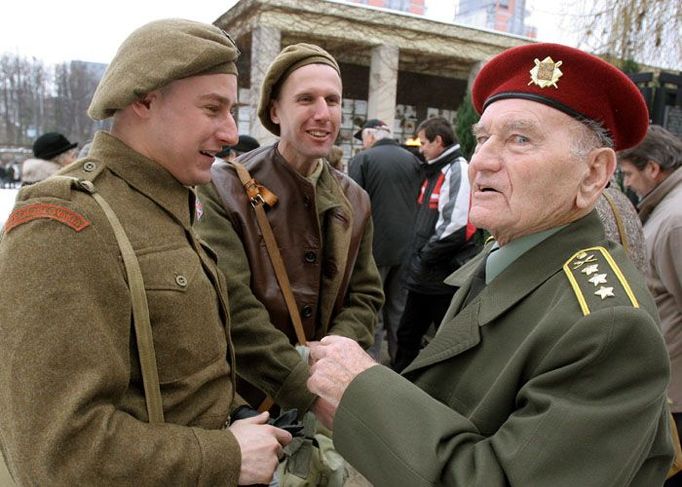 Mezi hosty bylo mnoho veteránů. Ze tří dosud žijících parašutistů-spolubojovníků generála Pernického přišel pouze plukovník Jaroslav Klemeš (vpravo).