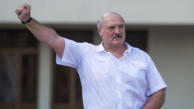 Lukašenko při projevu k posádce v Grodně avizoval "nejtvrdší opatření" na ochranu celistvosti státu. (Ilustrační snímek pochází ze staršího shromáždění, které v Minsku organizovaly provládní síly.)