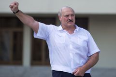 Lukašenko varoval před revolucí z ciziny. Hodlá nařídit "nejtvrdší opatření"