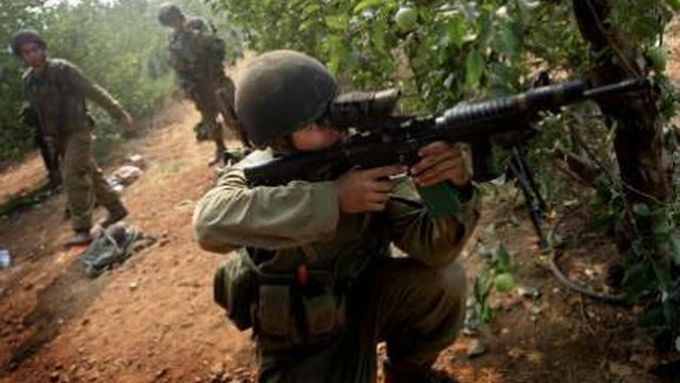 Izraelští vojáci na libanonské hranici.