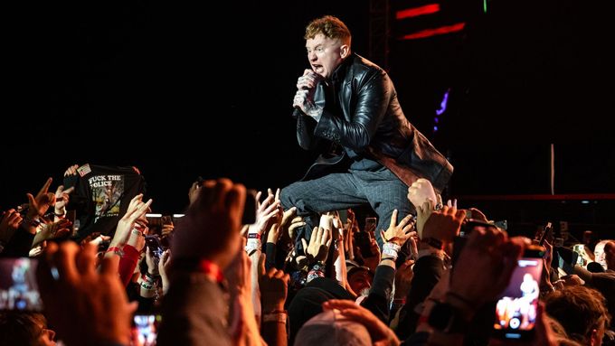 Zpěvák Frank Carter vystoupil s kapelou Sex Pistols na festivalu Rock for People v Hradci králové.