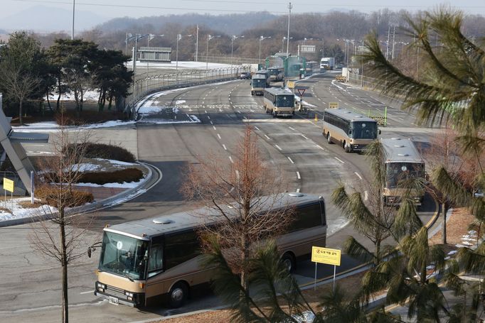 Autobus se severokorejskou delegací.