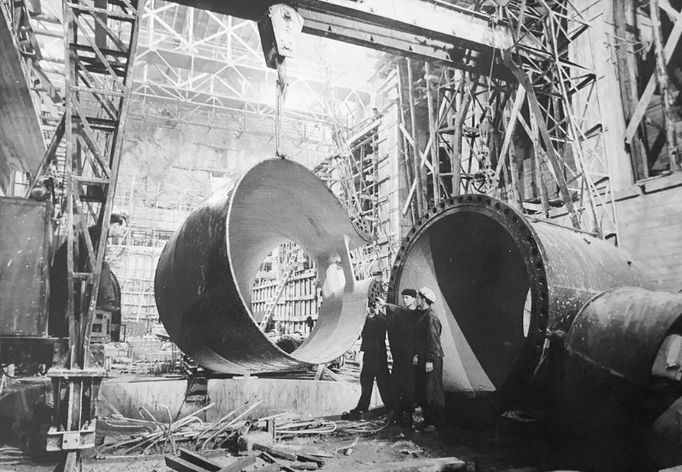 Fotografie ukazuje výstavbu vodní nádrže a elektrárny Lipno, významného díla z roku 1959, které dodává energii a poskytuje rekreační možnosti.