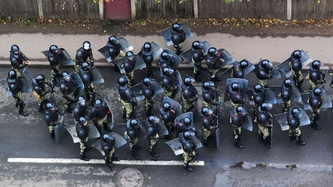 Běloruská policie se snaží potlačit demonstraci v Minsku. Protesty se konají i v dalších městech.