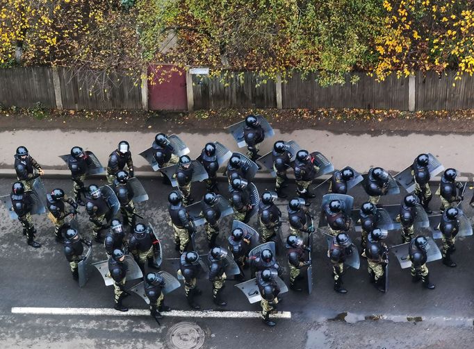 Běloruská policie se snaží potlačit demonstraci v Minsku.