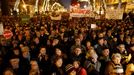 Orbán a jeho strana podle demonstrantů podkopávají demokratický systém v zemi.