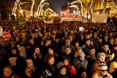Proti změně ústavy demonstrovaly desítky tisíc Maďarů