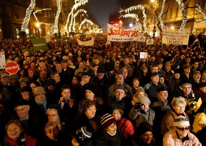 Orbán a jeho strana podle demonstrantů podkopávají demokratický systém v zemi.