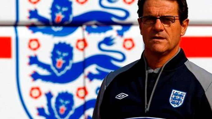 Trenér anglické reprezentace Fabio Capello rozhodně nemá na růžích ustláno