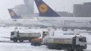 Heavy equipment is used to clear the tarmac from snow at the Fraport airport in Frankfurt, March 12 2013. The airport was closed due to heavy snowfalls and hundreds of flights were cancelled on thursday. Picture is taken through a window. REUTERS/Kai Pfaffenbach (GERMANY - Tags: TRANSPORT ENVIRONMENT) Published: Bře. 12, 2013, 1:53 odp.