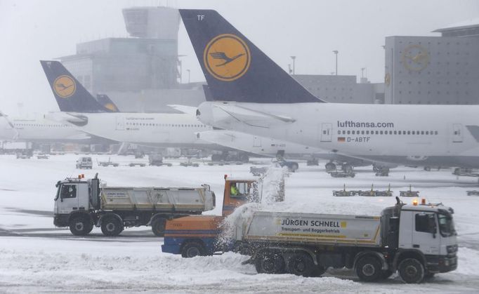 Heavy equipment is used to clear the tarmac from snow at the Fraport airport in Frankfurt, March 12 2013. The airport was closed due to heavy snowfalls and hundreds of flights were cancelled on thursday. Picture is taken through a window. REUTERS/Kai Pfaffenbach (GERMANY - Tags: TRANSPORT ENVIRONMENT) Published: Bře. 12, 2013, 1:53 odp.