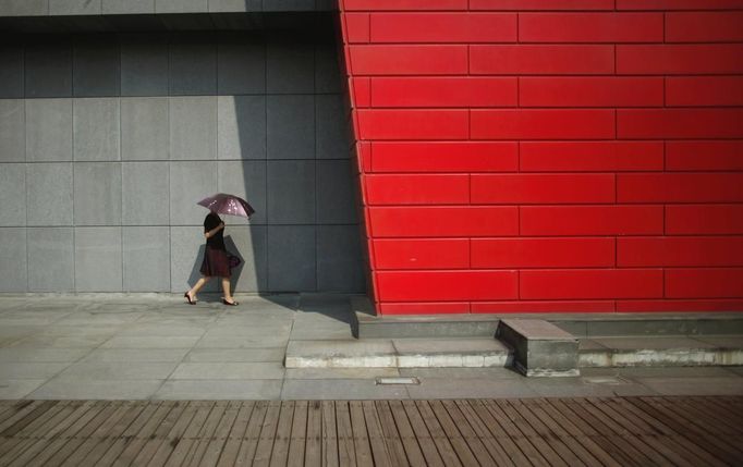 A trainee arrives at a communist party school called China Executive Leadership Academy of Pudong in Shanghai, September 24, 2012. China's Communist Party has dramatically stepped up its training of the country's roughly 40 million party and government officials in the past decade. With public scrutiny of cadre behaviour growing via social media, the party is likely to call for continued, and deepened, cadre education at the upcoming 18th Party Congress. At the vanguard of this education drive, alongside a Central Party School in Beijing, are three "Executive Leadership Academies" which opened in 2005 for middle-ranking and senior officials in Shanghai, Yan'an and Jinggangshan. The curriculum covers Marxism, Leninism and Mao Zedong Thought, but students may also take finance courses, receive in-depth media training or role-play crisis management scenarios on everything from disease outbreaks to train wrecks. REUTERS/Carlos Barria (CHINA - Tags: POLITICS SOCIETY) Published: Zář. 24, 2012, 1:27 odp.